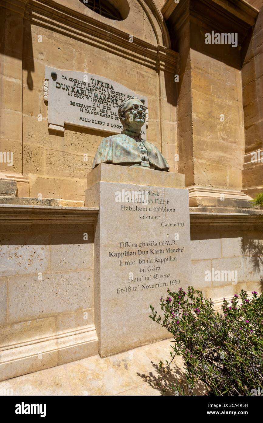 Il parroco cattolico Carlo Manche, memoriale e scultura accanto alla chiesa parrocchiale di Gżira. Foto Stock
