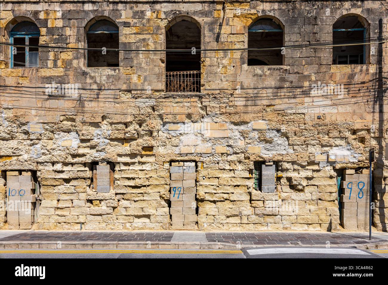 Edifici di architettura vernacolare di blocchi di pietra calcarea, tipici della costruzione maltese. Eroso e resistente alle intemperie. Foto Stock