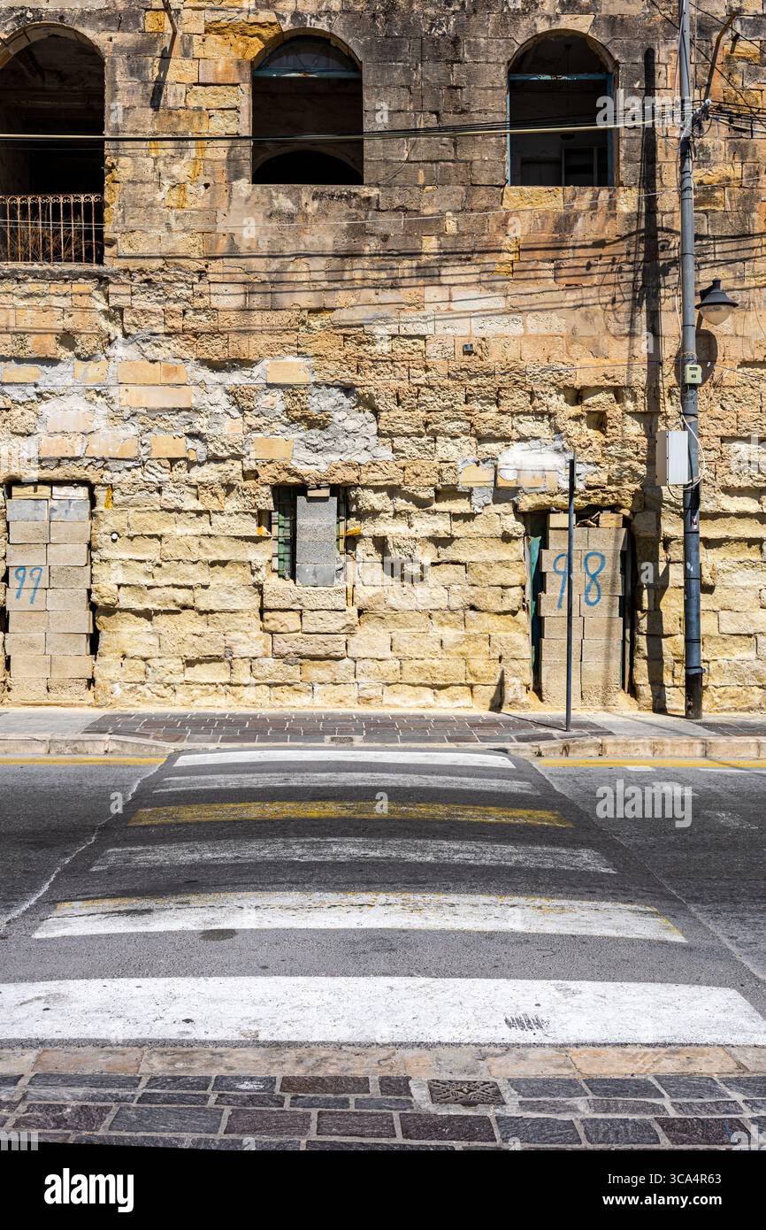 Edifici di architettura vernacolare di blocchi di pietra calcarea, tipici della costruzione maltese. Eroso e resistente alle intemperie. Foto Stock