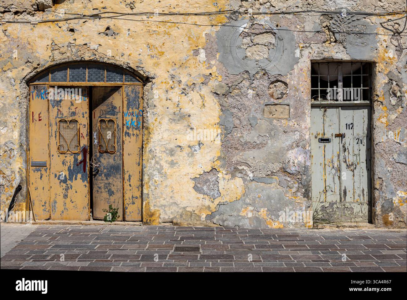 Edifici di architettura vernacolare di blocchi di pietra calcarea, tipici della costruzione maltese. Eroso e resistente alle intemperie. Foto Stock