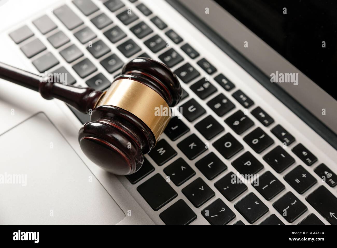 Concetto di cybercriminalità con la Gavel sul laptop. Diritto e giustizia. Foto Stock