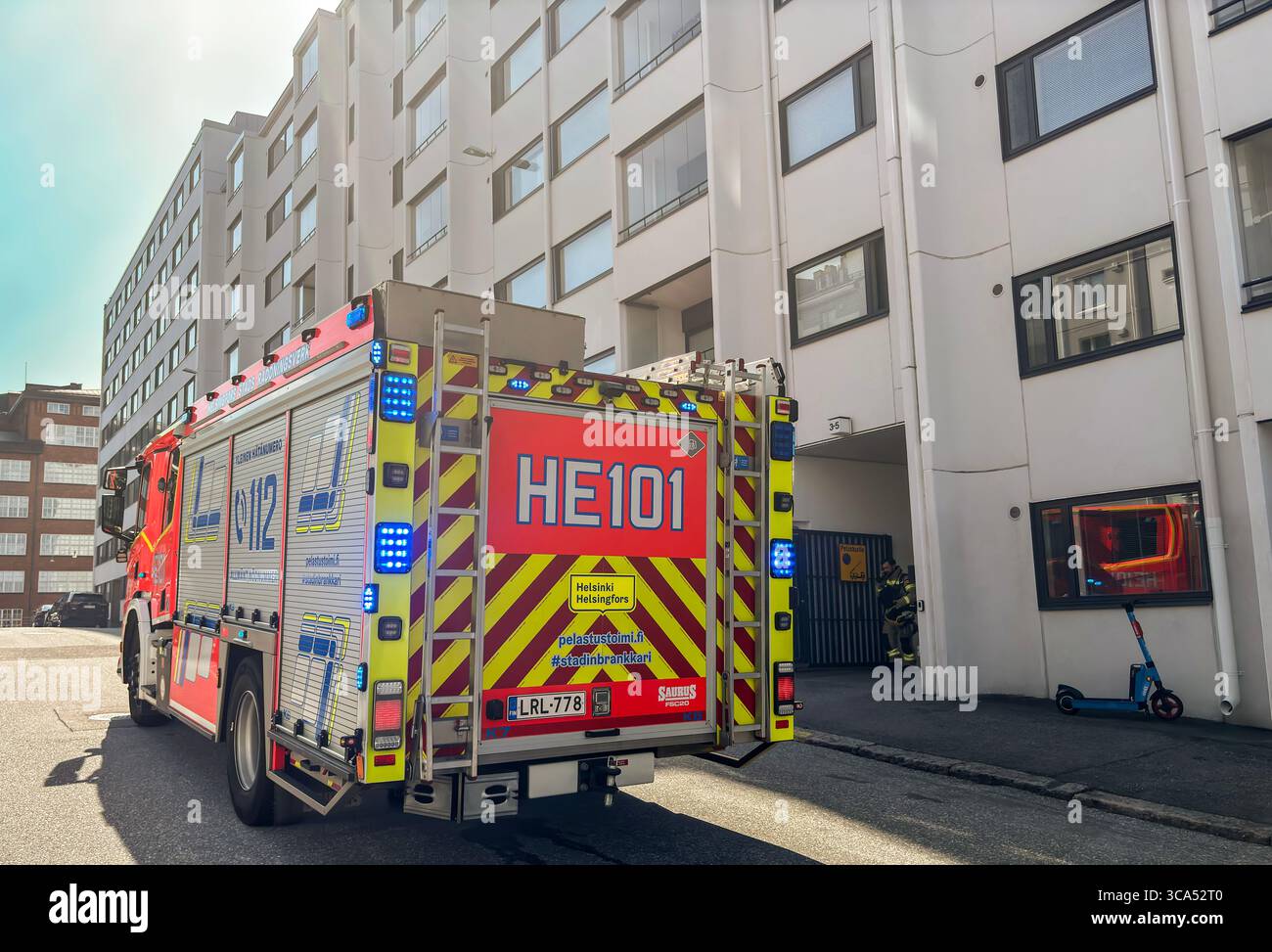 Helsinki Rescue Department unità di soccorso RHE101 su chiamata a Suvilahdenkatu. Foto Stock