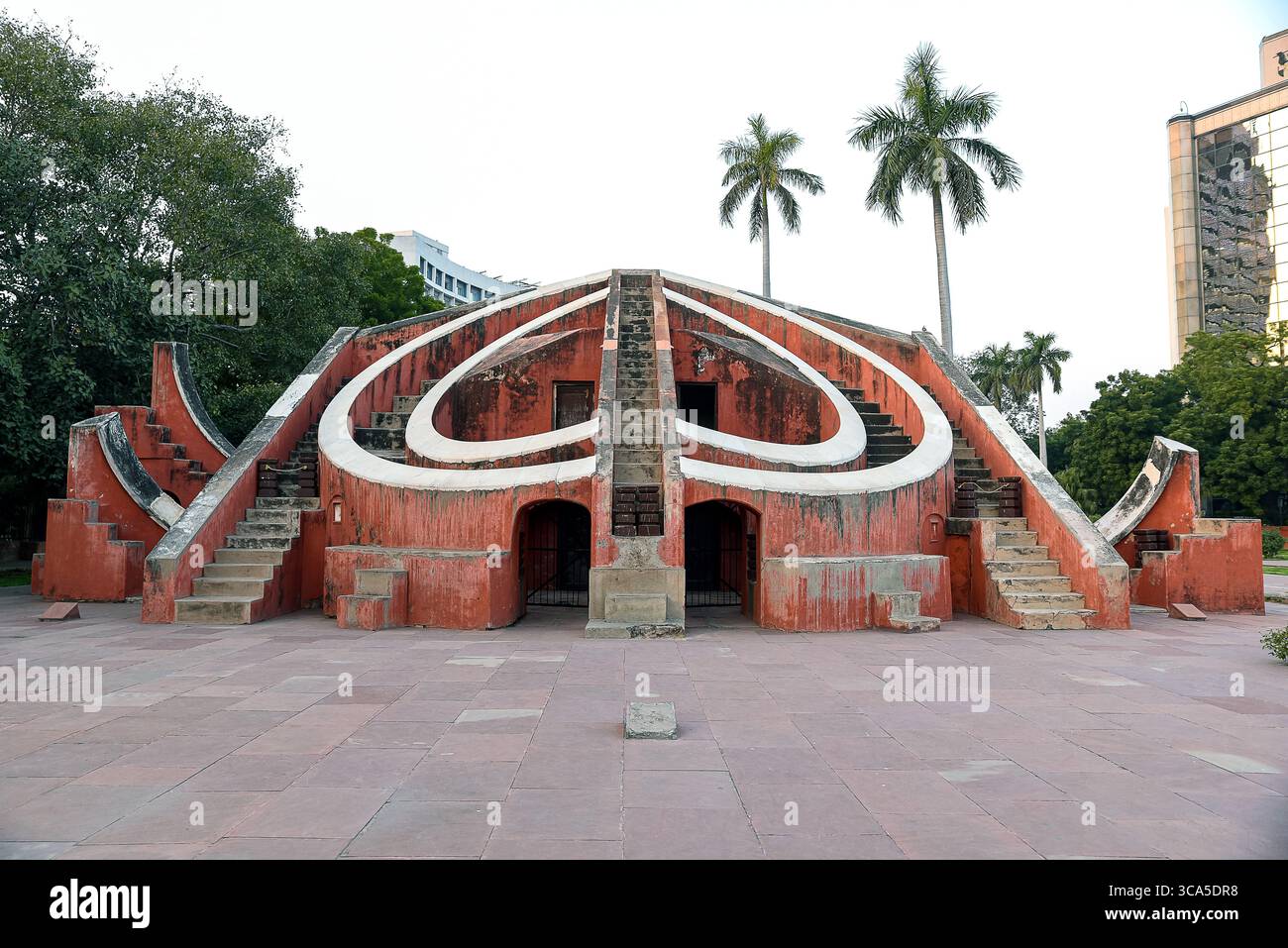 Jantar Mantar a nuova Delhi, India, un osservatorio astronomico del XVIII secolo con enormi strumenti geometrici, costruito dal Maharaja Jai Singh II Foto Stock