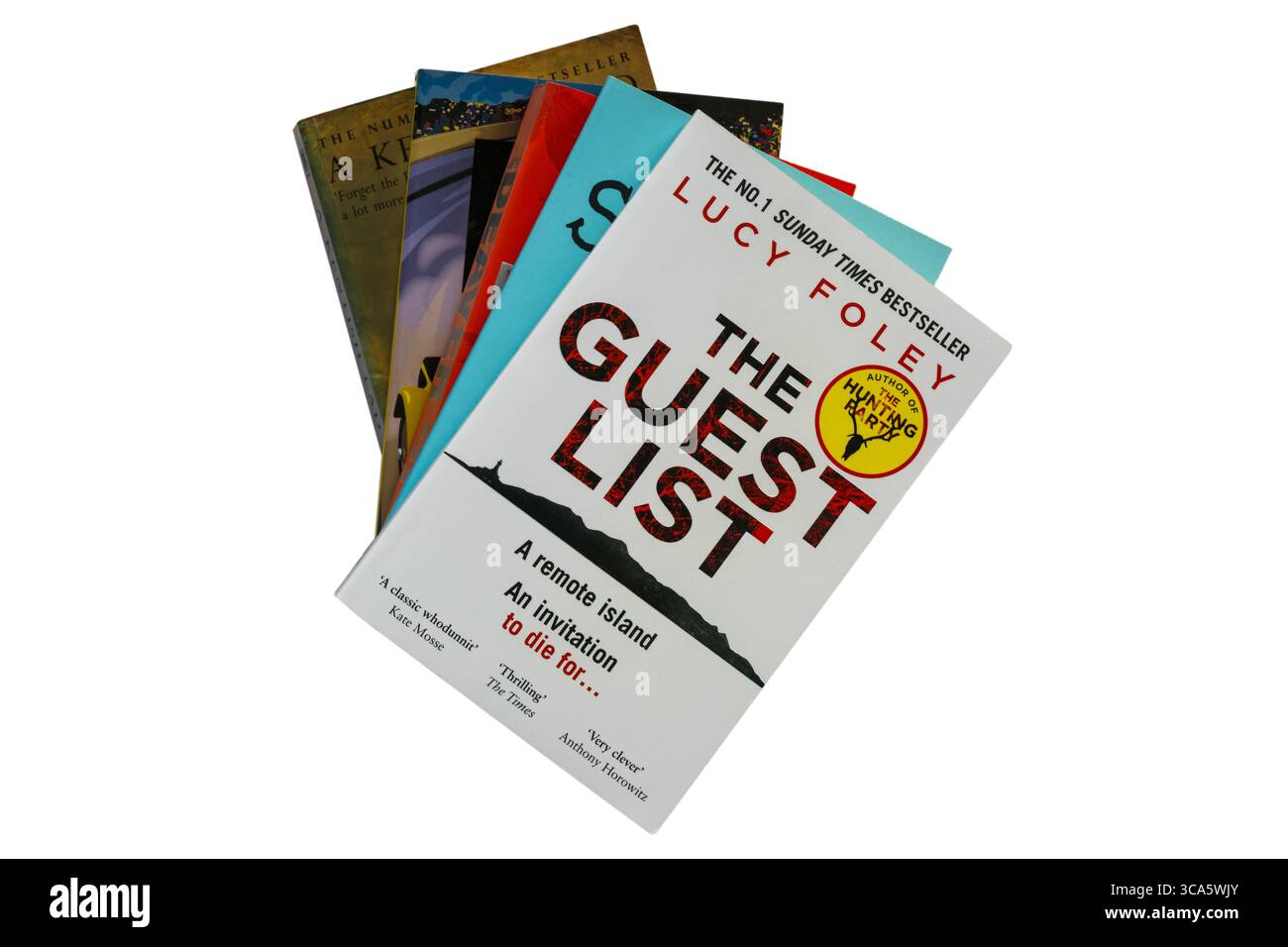 Selezione di libri cartacei con il libro Guest List di Lucy Foley in alto isolato su sfondo bianco Foto Stock