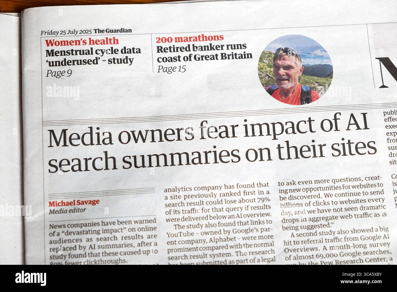 "I proprietari dei media temono l'impatto dei riepiloghi di ricerca dell'intelligenza artificiale sui loro siti" articolo del quotidiano Guardian 25 luglio 2025 Londra Inghilterra Regno Unito Foto Stock