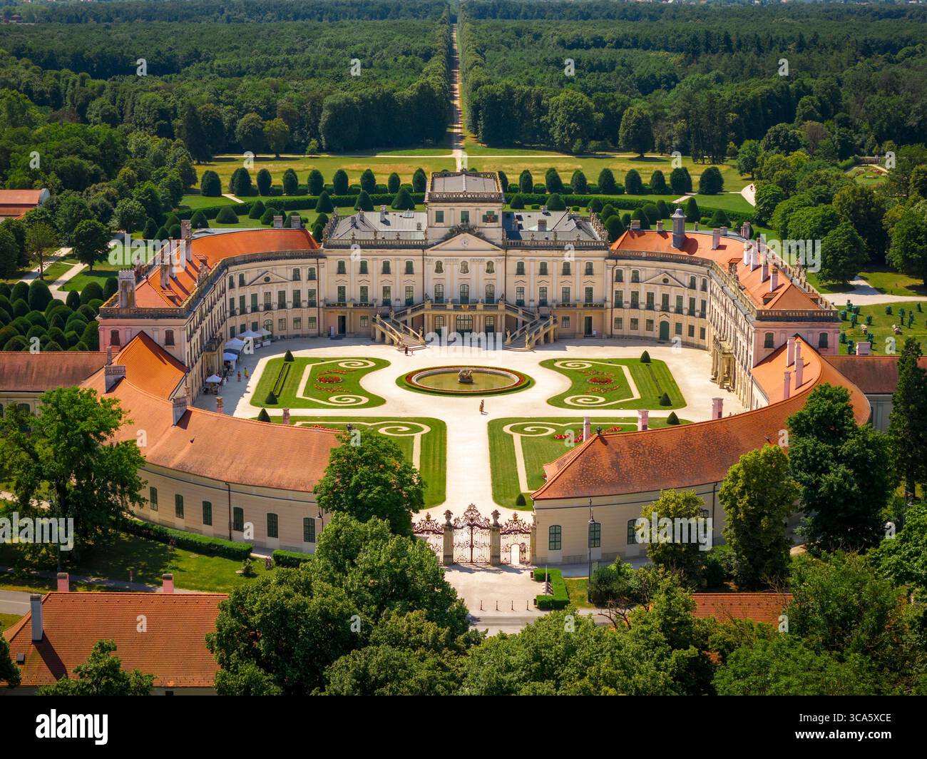 Foto aerea del castello di Esterhazy nella città di Ferton, nella campagna dell'Ungheria occidentale, in Europa. Foto Stock