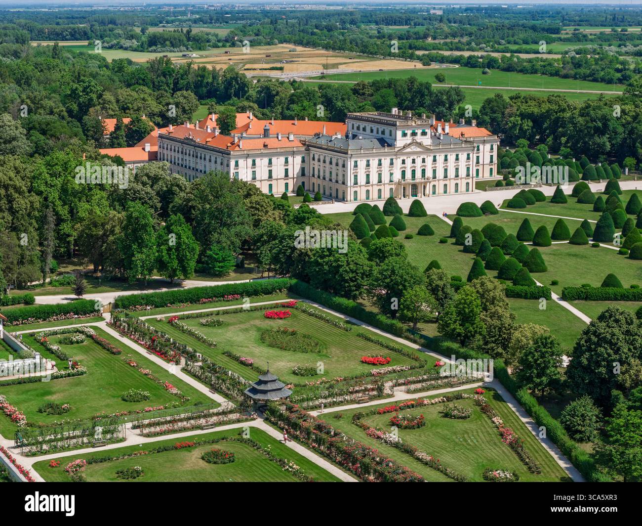 Foto aerea del castello di Esterhazy nella città di Ferton, nella campagna dell'Ungheria occidentale, in Europa. Foto Stock