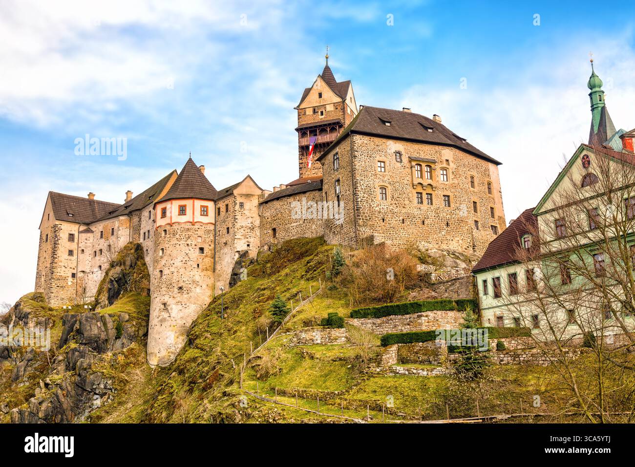 Incredibile punto di riferimento nella Repubblica Ceca, vicino al castello medievale di Karlovy Vary Loket con cielo blu in primavera Foto Stock