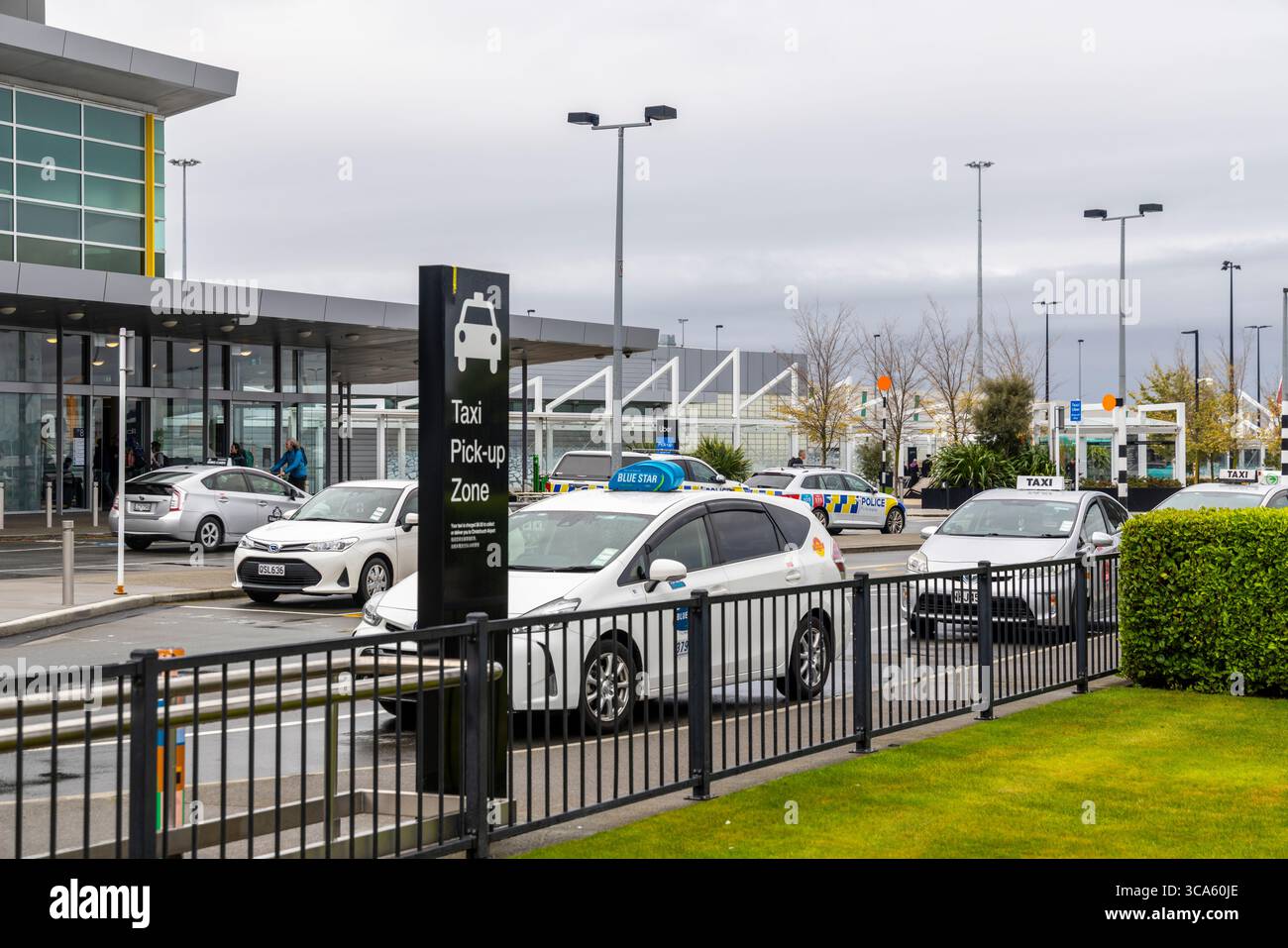Aeroporto internazionale di Christchurch, taxi a noleggio privato e zona di prelievo auto Uber fuori dall'area degli arrivi dell'aeroporto, Canterbury, nuova Zelanda Foto Stock