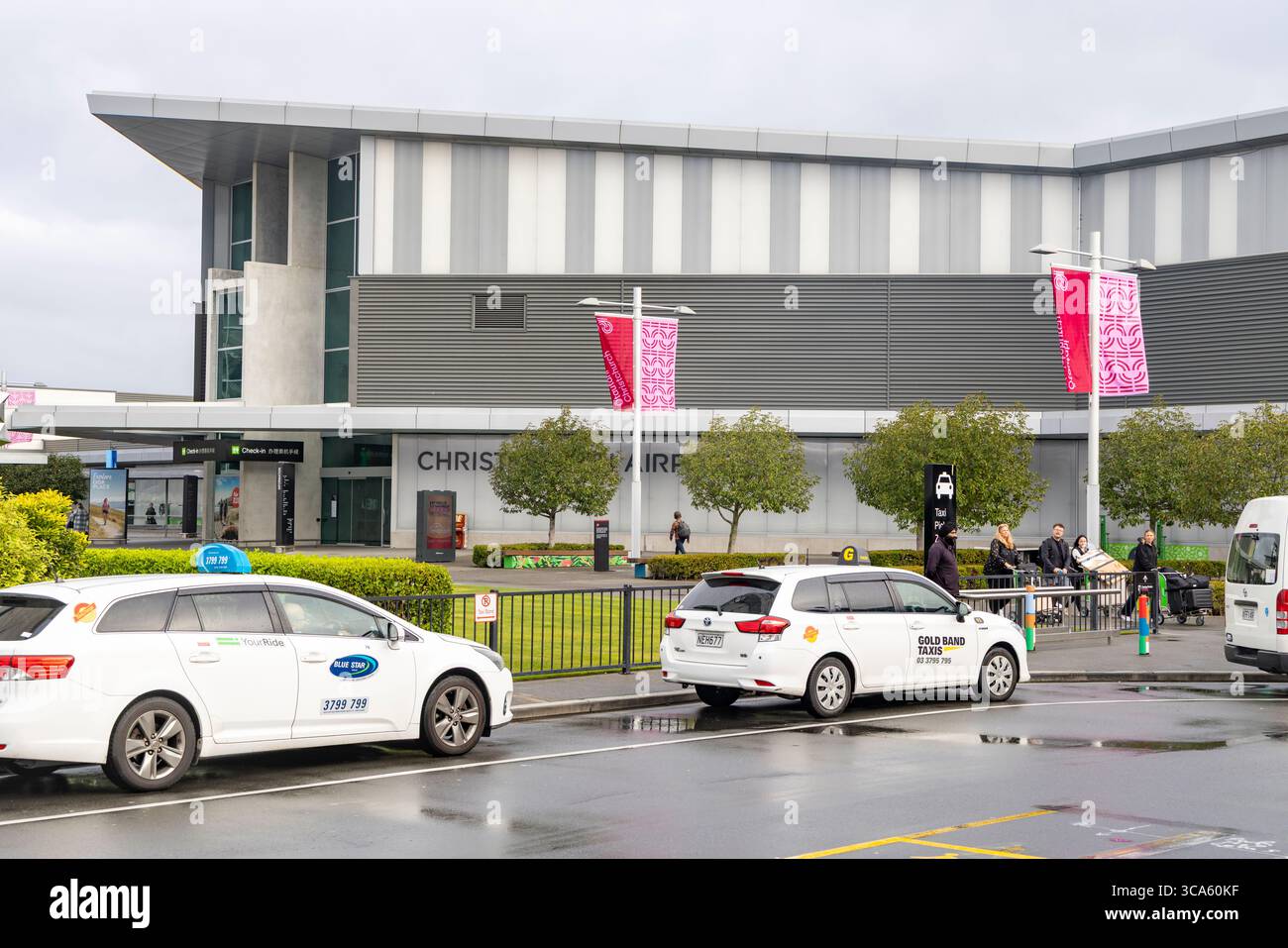 Aeroporto internazionale di Christchurch, taxi a noleggio privato e zona di prelievo auto Uber fuori dall'area degli arrivi dell'aeroporto, Canterbury, nuova Zelanda Foto Stock