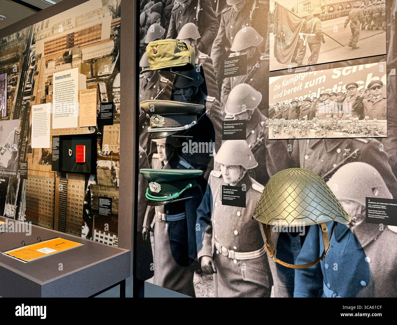 Luogo DI apprendimento e memoria: Campo di accoglienza di emergenza Giessen, Germania. Foto Stock Luogo DI apprendimento e memoria: Campo di accoglienza di emergenza Giessen, Germania. Foto Stock