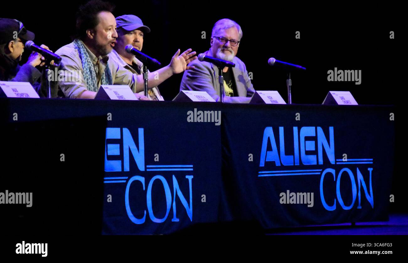 4 marzo 2023, Pasadena, California, USA: Canale storico ' il teorico dell'antico astronauta Giorgio A. Tsoukalos(C) parla ai suoi fan al Pasadena Convention Center. I misteri inspiegabili che esistono tra la scienza e la fantascienza in esso quest'anno nel contesto dei recenti avvistamenti di UFO nello spazio aereo americano, alcuni dei quali sono stati infine identificati, ma hanno comunque suscitato un nuovo interesse per tutte le cose non identificate. (Credit Image: © Gene Blevins/ZUMA Press Wire)4 marzo 2023, Pasadena, California, Stati Uniti: Foto Stock