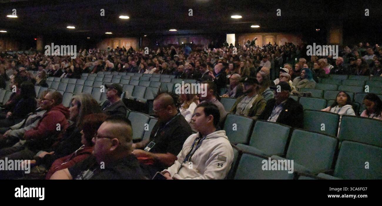 4 marzo 2023, Pasadena, California, Stati Uniti: Centinaia di persone si ritrovano a conoscere la rete energetica terrestre e le linee Ley questo fine settimana al Pasadena Convention Center. I misteri inspiegabili che esistono tra la scienza e la fantascienza in esso quest'anno nel contesto dei recenti avvistamenti di UFO nello spazio aereo americano, alcuni dei quali sono stati infine identificati, ma hanno comunque suscitato un nuovo interesse per tutte le cose non identificate. (Credit Image: © Gene Blevins/ZUMA Press Wire)4 marzo 2023, Pasadena, California, Stati Uniti: Foto Stock