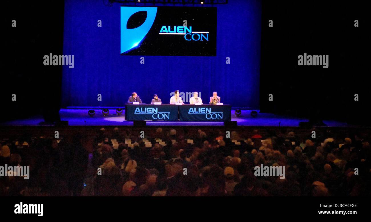 4 marzo 2023, Pasadena, California, Stati Uniti: Centinaia di persone si ritrovano a conoscere la rete energetica terrestre e le linee Ley questo fine settimana al Pasadena Convention Center. I misteri inspiegabili che esistono tra la scienza e la fantascienza in esso quest'anno nel contesto dei recenti avvistamenti di UFO nello spazio aereo americano, alcuni dei quali sono stati infine identificati, ma hanno comunque suscitato un nuovo interesse per tutte le cose non identificate. (Credit Image: © Gene Blevins/ZUMA Press Wire)4 marzo 2023, Pasadena, California, Stati Uniti: Foto Stock