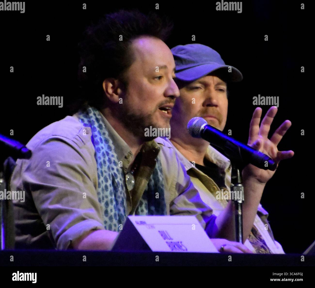 4 marzo 2023, Pasadena, California, USA: Canale storico ' il teorico dell'antico astronauta Giorgio A. Tsoukalos(C) parla ai suoi fan al Pasadena Convention Center. I misteri inspiegabili che esistono tra la scienza e la fantascienza in esso quest'anno nel contesto dei recenti avvistamenti di UFO nello spazio aereo americano, alcuni dei quali sono stati infine identificati, ma hanno comunque suscitato un nuovo interesse per tutte le cose non identificate. (Credit Image: © Gene Blevins/ZUMA Press Wire)4 marzo 2023, Pasadena, California, Stati Uniti: Foto Stock