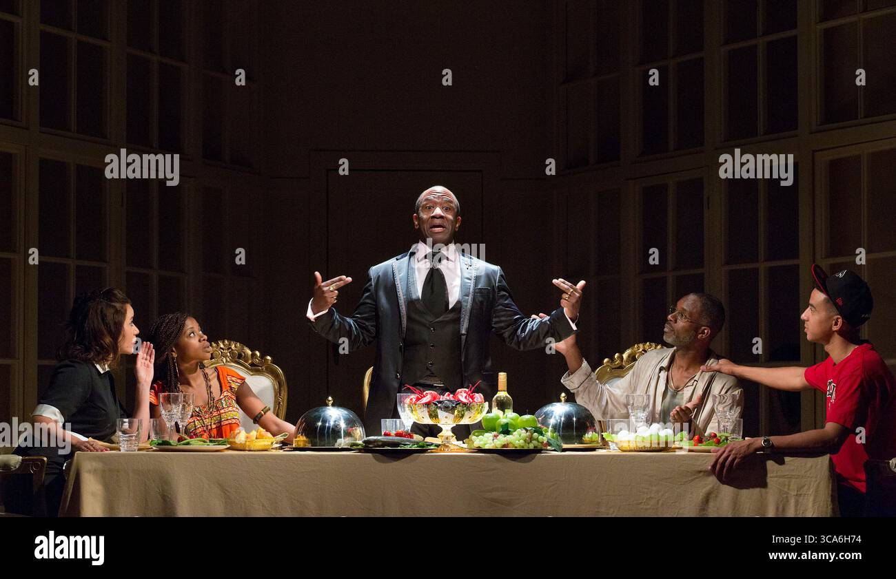 l-r: Michelle Bonnard (Dorita), Ayesha Antoine (Afreeka Organdy), Lucian Msamati (Toof), Wil Johnson (Organdy), Karl Queensborough (Gumper) in A WOLF in SNAKESKIN SHOES di Marcus Gardley al Tricycle Theatre, Londra NW6 14/10/2015 o 'The Gospel of Tartuffe' dopo Moliere compositori: Ben & Max Ringham direttore musicale: Mag Foto Stock