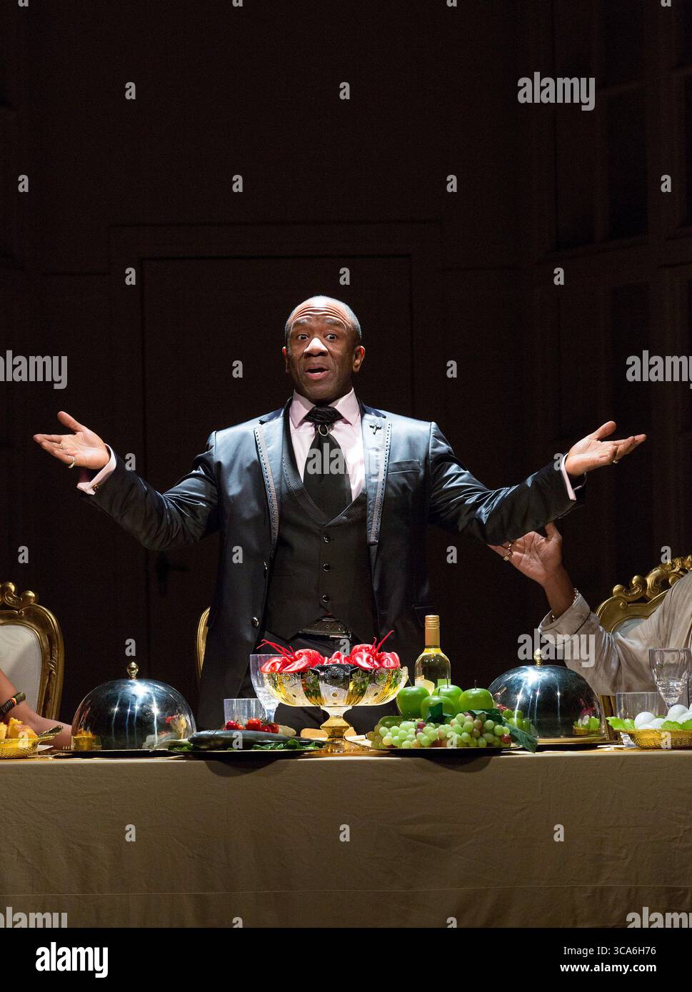 Lucian Msamati (Toof) in A WOLF in SNAKESKIN SHOES di Marcus Gardley al Tricycle Theatre, Londra NW6 14/10/2015 o 'The Gospel of Tartuffe' dopo Moliere compositori: Ben & Max Ringham direttore musicale: Nigel Lilley design: Tom Piper illuminazione: Paul Anderson coreografia & movimento: Coral Messam regista: Indhu Rubasingham Foto Stock