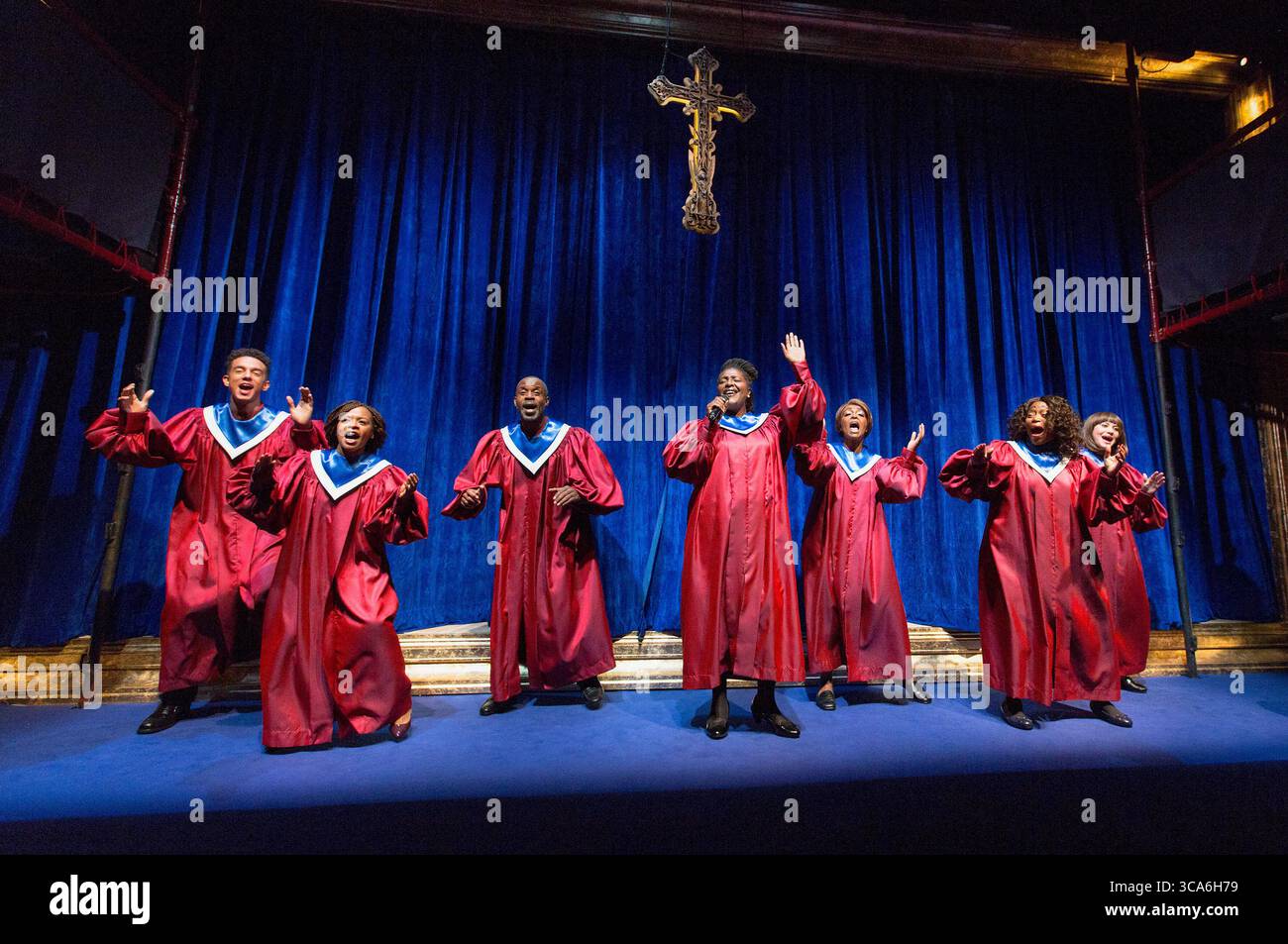 The Gospel Singers - centro (con microfono): Sharon D. Clarke in A WOLF IN SNAKESKIN SHOES di Marcus Gardley al Tricycle Theatre, Londra NW6 14/10/2015 o 'The Gospel of Tartuffe' dopo Moliere compositori: Ben & Max Ringham direttore musicale: Nigel Lilley design: Tom Piper illuminazione: Paul Anderson coreografia & movimento: Coral Messam direttore: Indhu Rubasingham Foto Stock