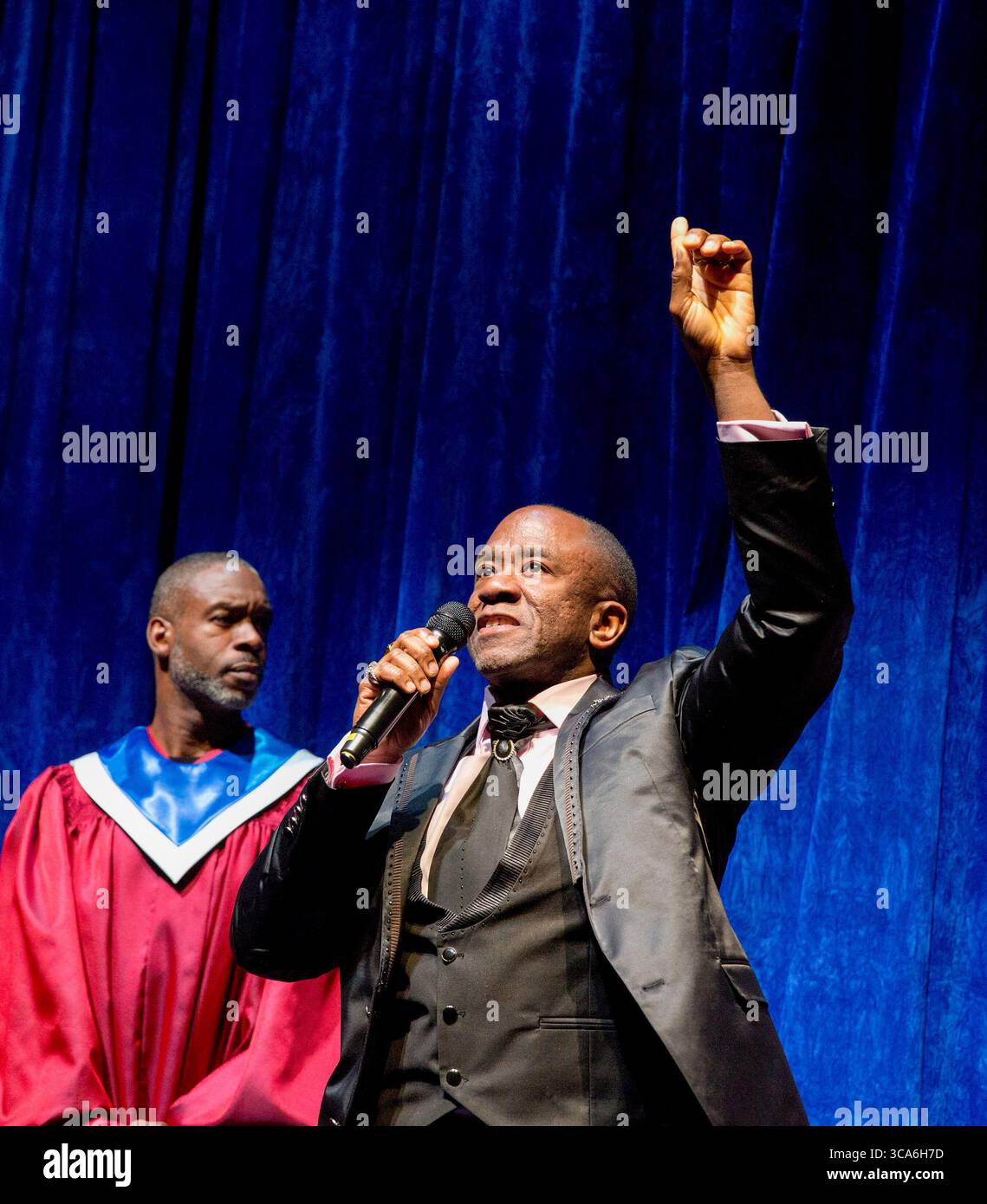Gospel Singing - l-r: Wil Johnson, Lucian Msamati (Toof) in A WOLF in SNAKESKIN SHOES di Marcus Gardley al Tricycle Theatre, Londra NW6 14/10/2015 o 'The Gospel of Tartuffe' dopo Moliere compositori: Ben & Max Ringham direttore musicale: Nigel Lilley design: Tom Piper illuminazione: Paul Anderson coreografia & movimento: Coral Messam regista: Indhu Rubasingham Foto Stock