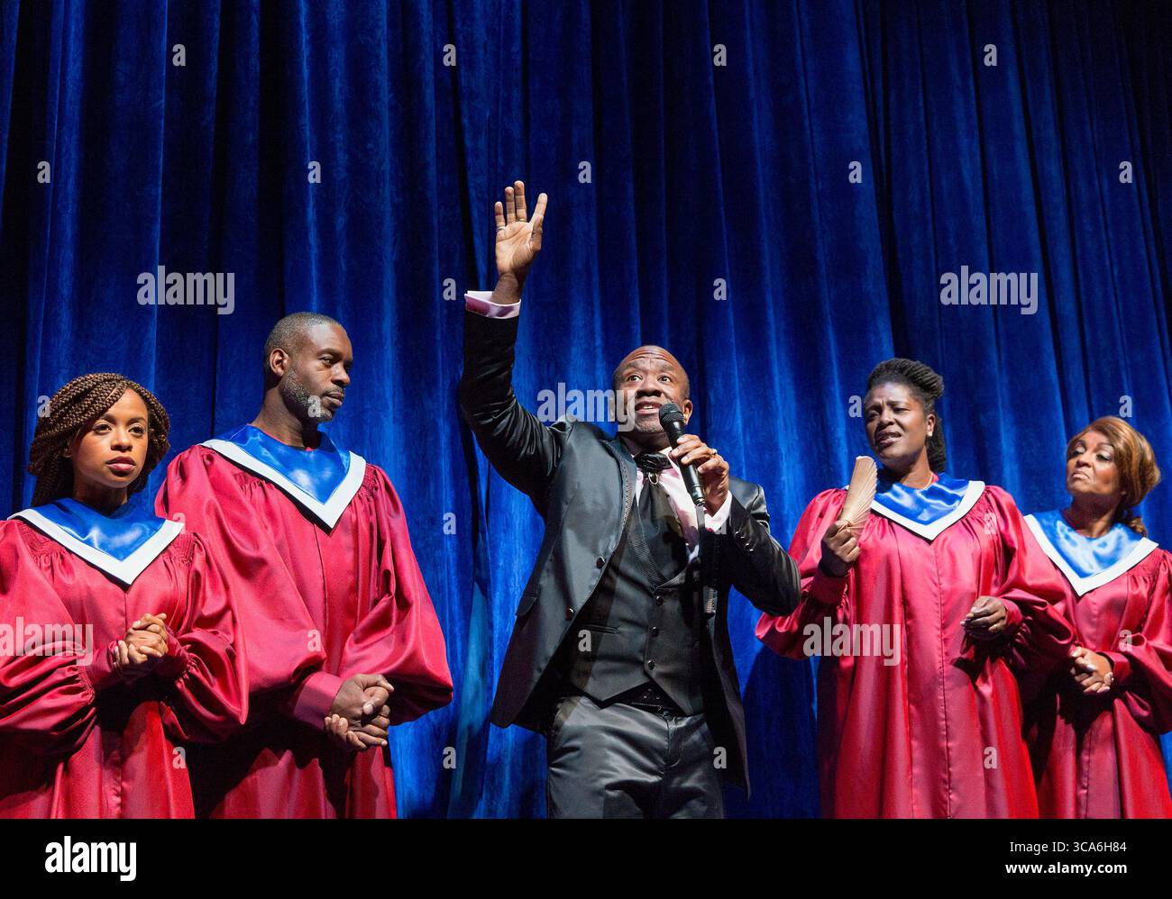 The Gospel Singers - dal centro: Lucian Msamati (Toof) Sharon D. Clarke, Sharon D. Clarke (Lady Toof), Adjoa Andoh (Peaches) in A WOLF in SNAKESKIN SHOES di Marcus Gardley al Tricycle Theatre, Londra NW6 14/10/2015 o 'The Gospel of Tartuffe' dopo Moliere compositori: Ben & Max Ringham direttore musicale: Nigel Lilley design: Tom Pioreal Moliere Foto Stock