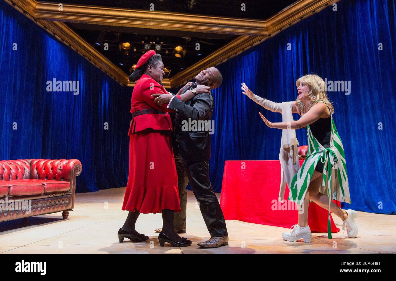 l-r: Sharon D. Clarke (Lady Toof), Lucian Msamati (Toof), Michelle Bonnard (Maxine) in A WOLF in SNAKESKIN SHOES di Marcus Gardley al Tricycle Theatre, Londra NW6 14/10/2015 o 'The Gospel of Tartuffe' dopo Moliere compositori: Ben & Max Ringham direttore musicale: Nigel Lilley design: Tom Piper direttore di illuminazione: Paul Anderson coreografia e movimento: Inbasham: Inbasham: Inbasgham Foto Stock