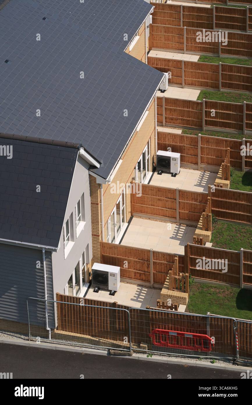 Nuove case nel Kent, Regno Unito, con pompe di calore a sorgente d'aria montate sul patio. Foto Stock