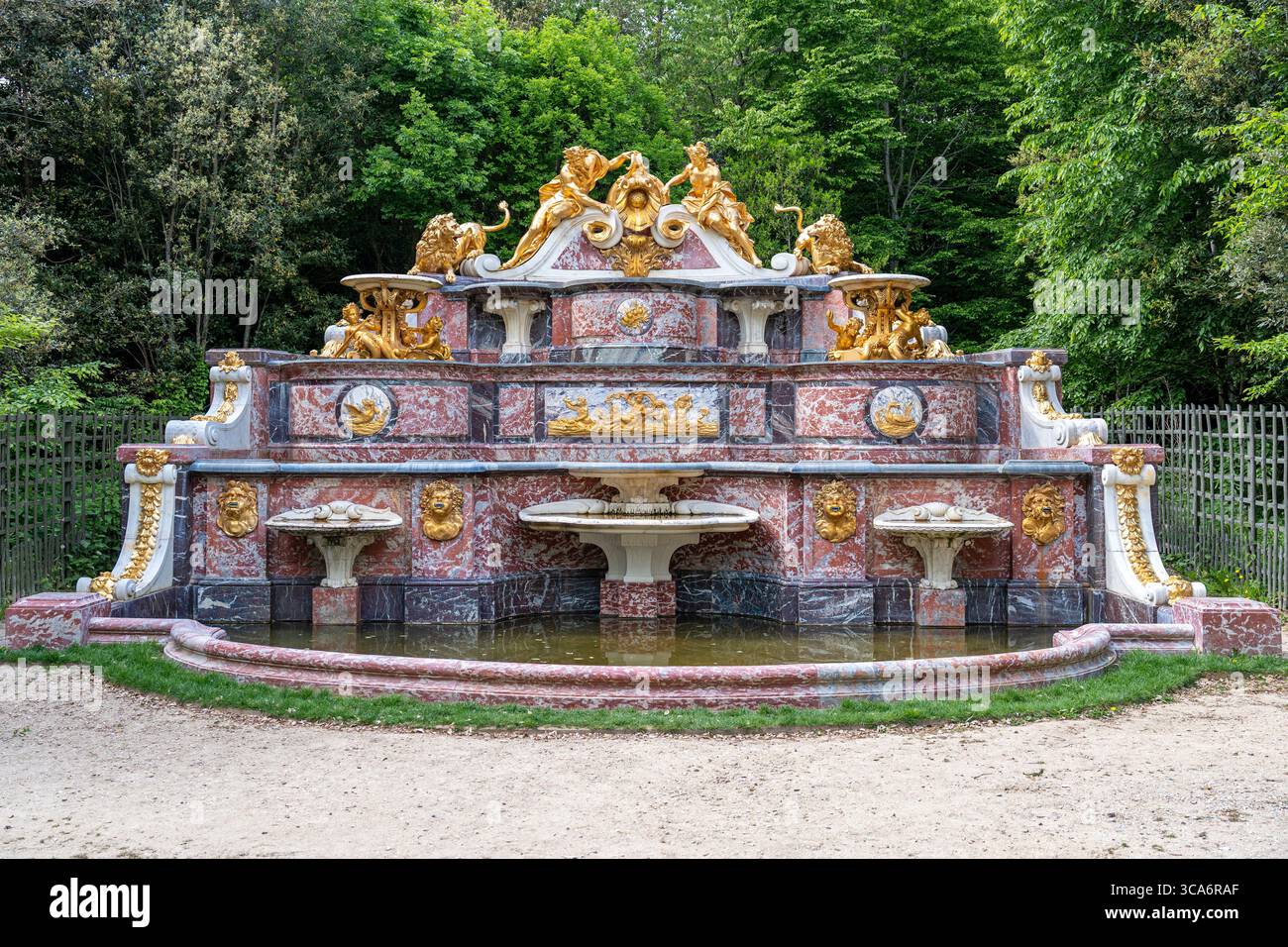 Lussuosa fontana in marmo con sculture dorate nel giardino di Versailles Foto Stock