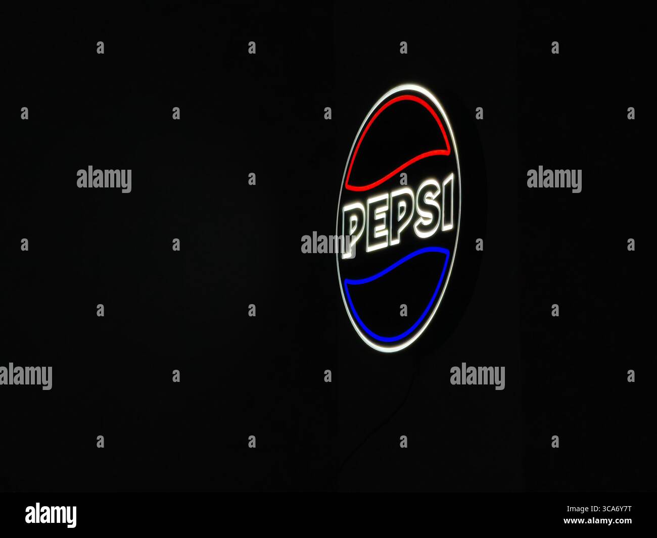 Logo Pepsi sulla parete scura – spazio negativo minimalista Foto Stock