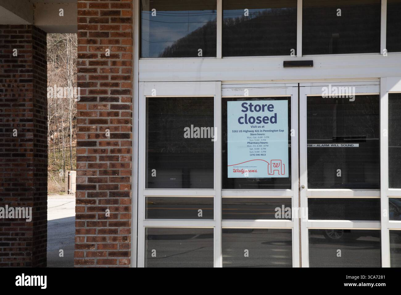 Cumberland, Kentucky, Una farmacia Walgreens chiusa sulle montagne del Kentucky orientale. Un cartello indirizza gli acquirenti al negozio aperto più vicino, un'ora Foto Stock