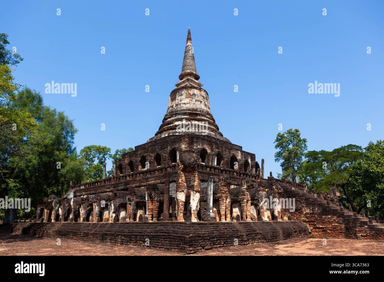 Si Satchanalai Historical Park. Antiche rovine del tempio. Thailandia. Wat Chang Lom. Foto Stock
