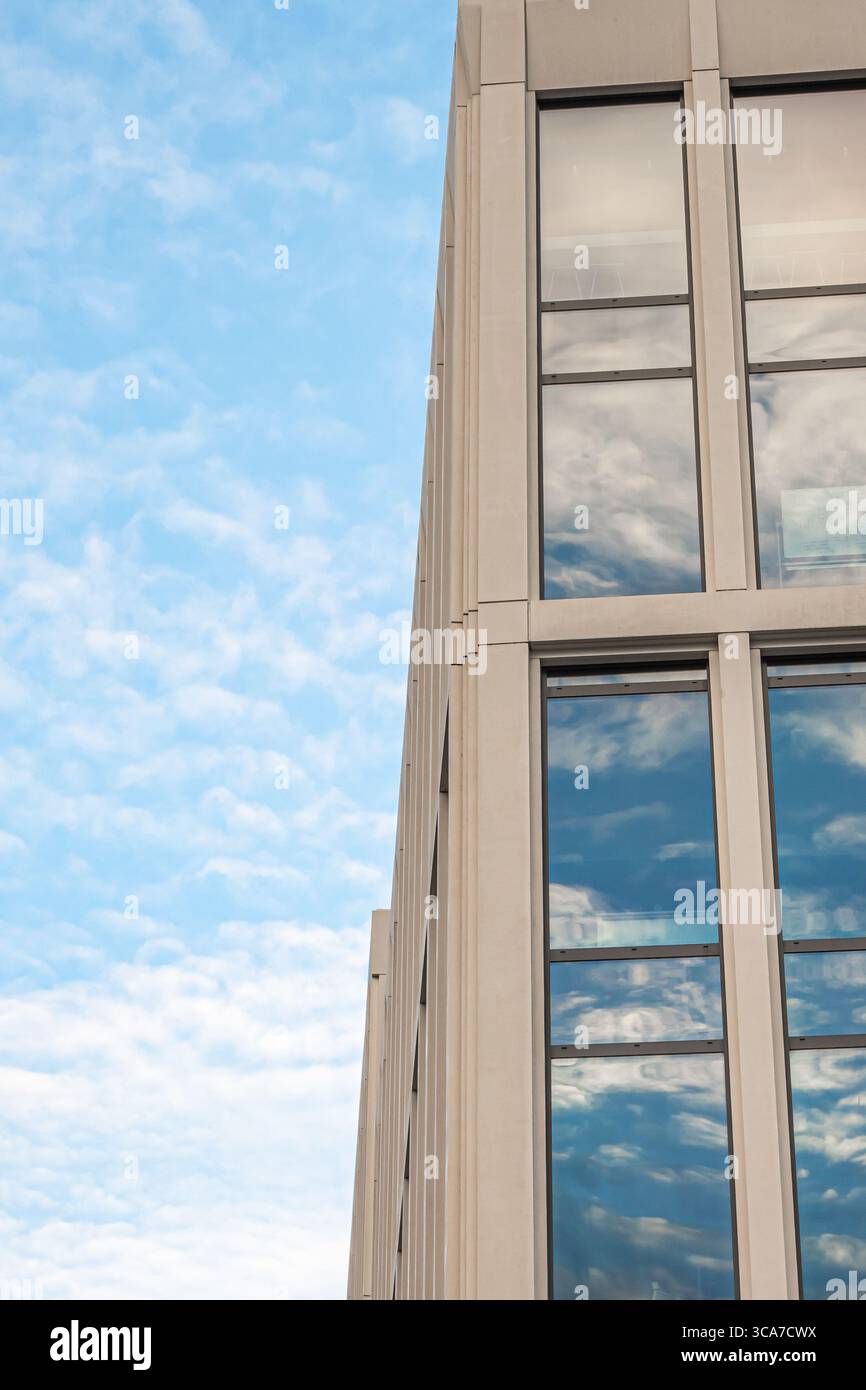25 luglio 2025 Cork, Irlanda questo è un edificio che ha molte finestre, adagiato su un cielo blu Foto Stock
