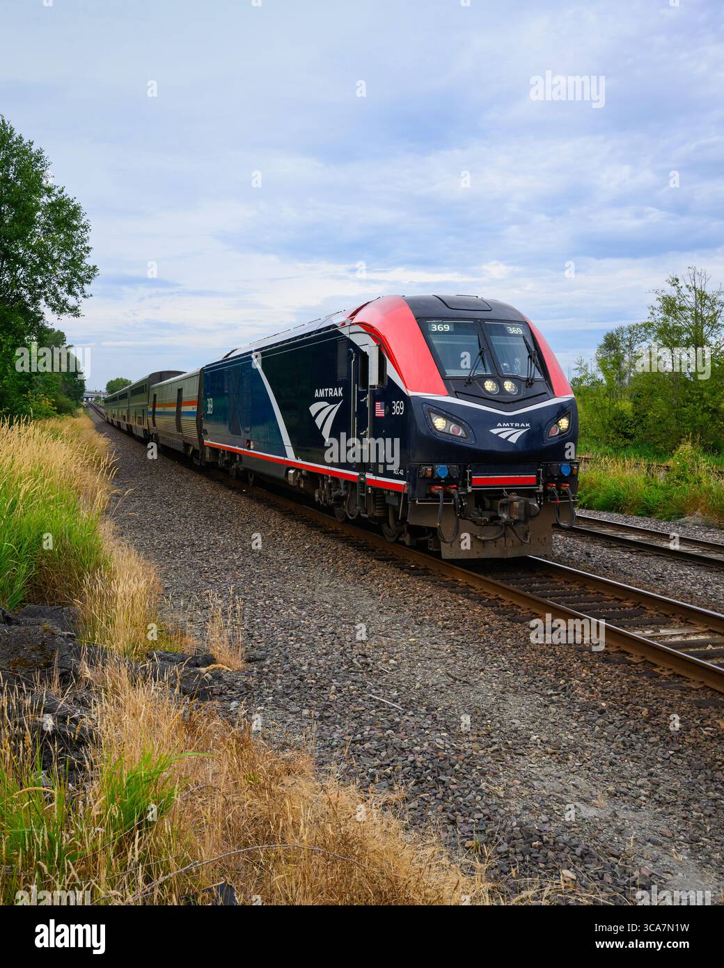 Everett, Washington, Stati Uniti - 5 agosto 2025; Amtrak Empire Builder passa in primo piano con il treno a letto da Seattle a Chicago Foto Stock