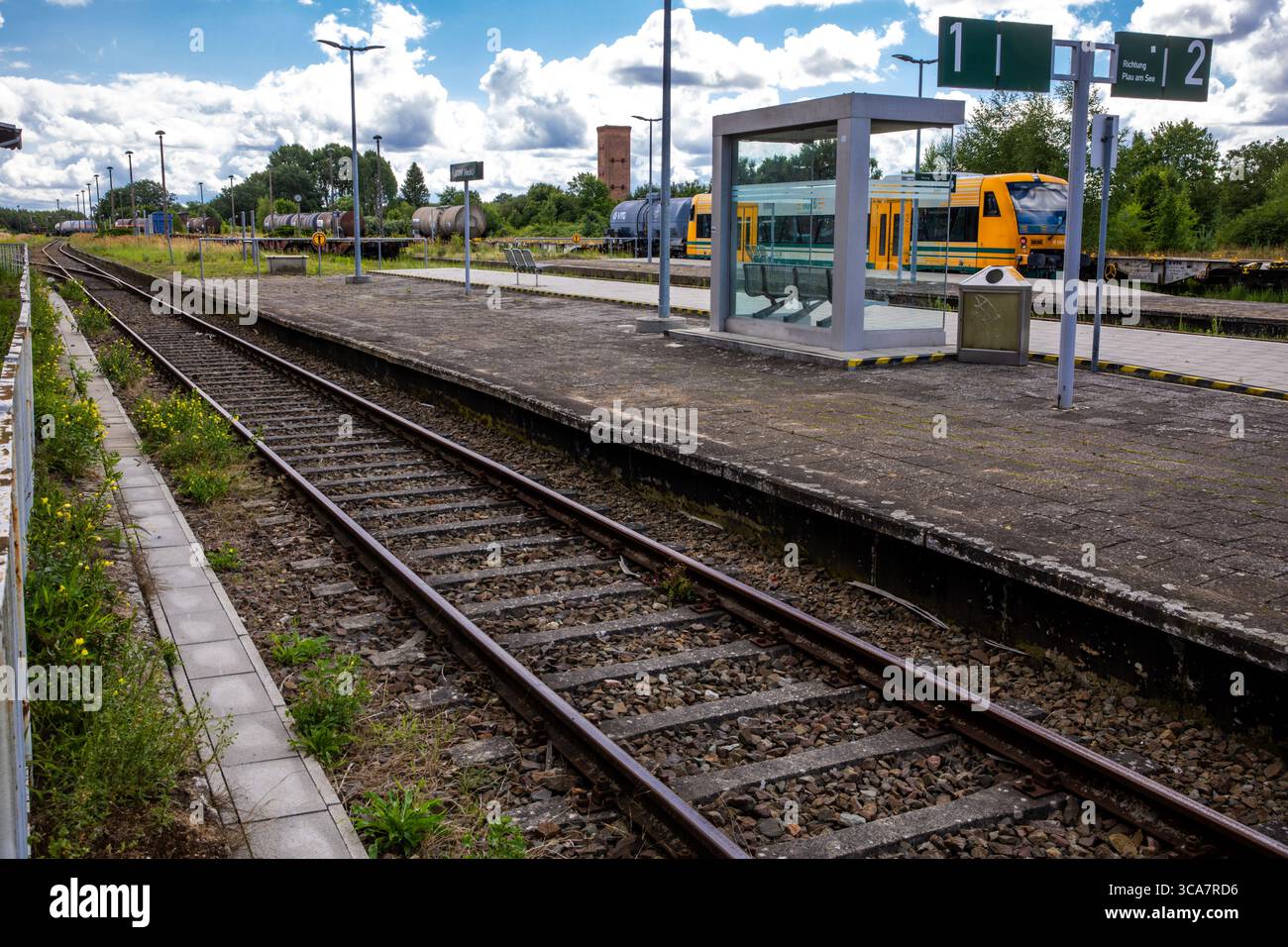 Karow, Germania. 4 agosto 2025. Un'unità di trazione ODEG passa i carri merci parcheggiati nella stazione. L'ex nodo ferroviario è ora servito solo da una diramazione della Ostdeutsche Eisenbahn-Gesellschaft (ODEG). Crediti: Jens Büttner/dpa/Alamy Live News Foto Stock