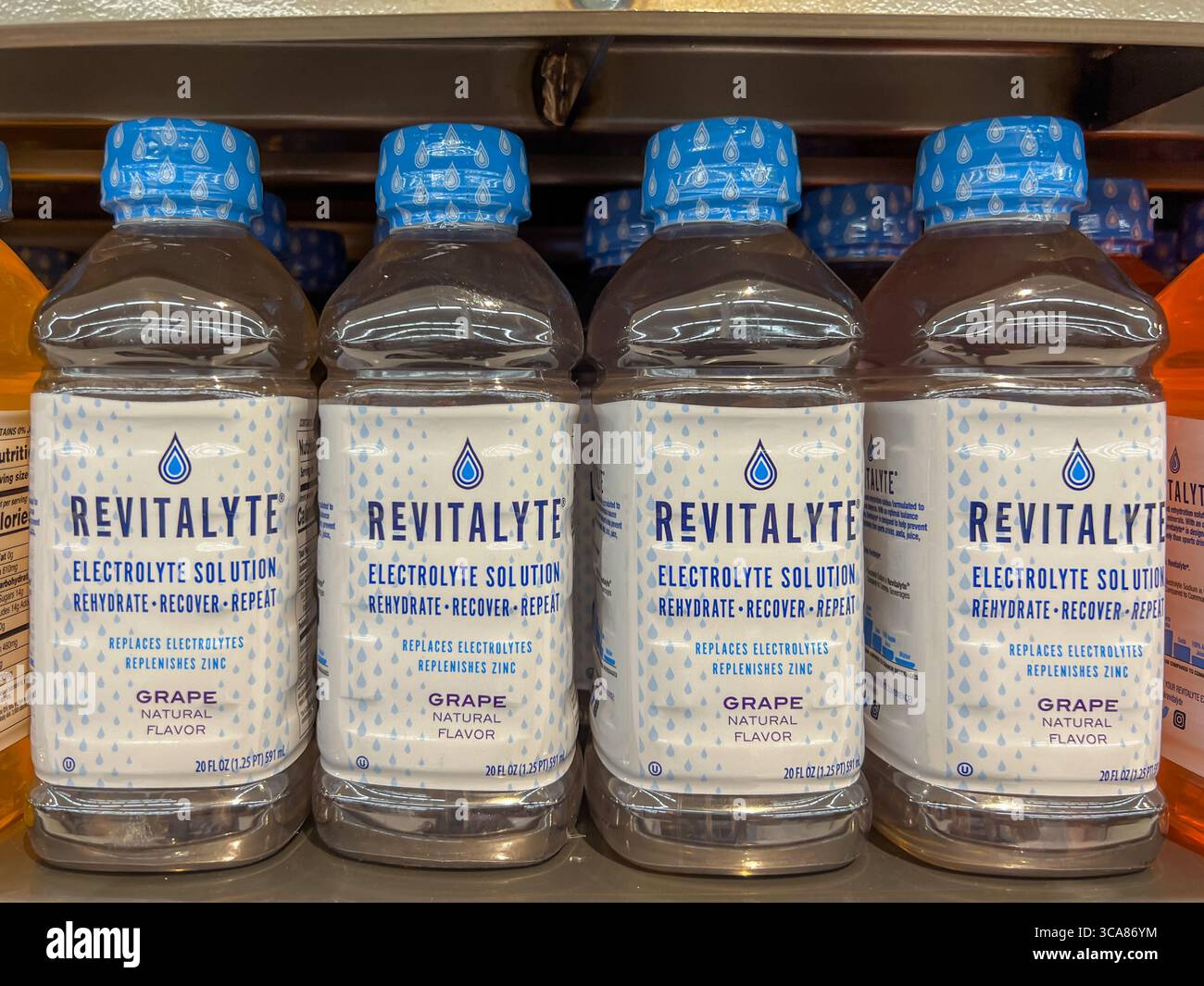 Soluzione elettrolita Revitalyte, bottiglie per bevande aromatiche naturali di uva sugli scaffali per la vendita in un supermercato. Utah, Stati Uniti. Foto Stock