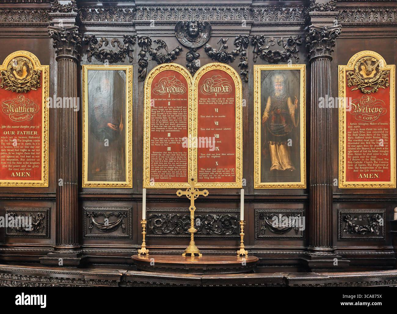 Estratti dalla Bibbia sui reteredos della chiesa di St Stephen Walbrook, progettata da Wren, a Londra, Inghilterra. Foto Stock