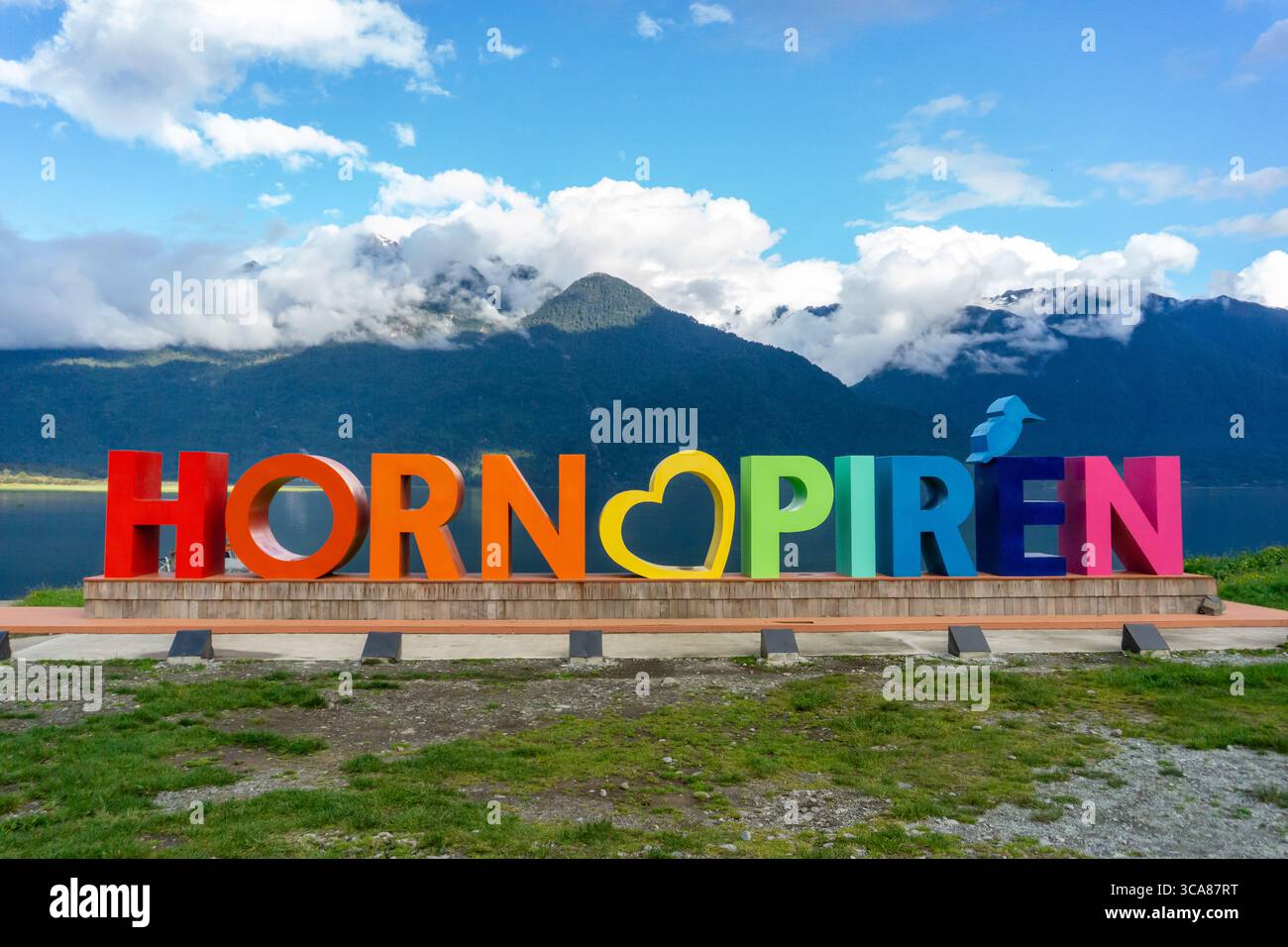 Splendida vista di Hornopirén, una pittoresca cittadina costiera nella regione di Los Lagos in Cile, Sud America Foto Stock