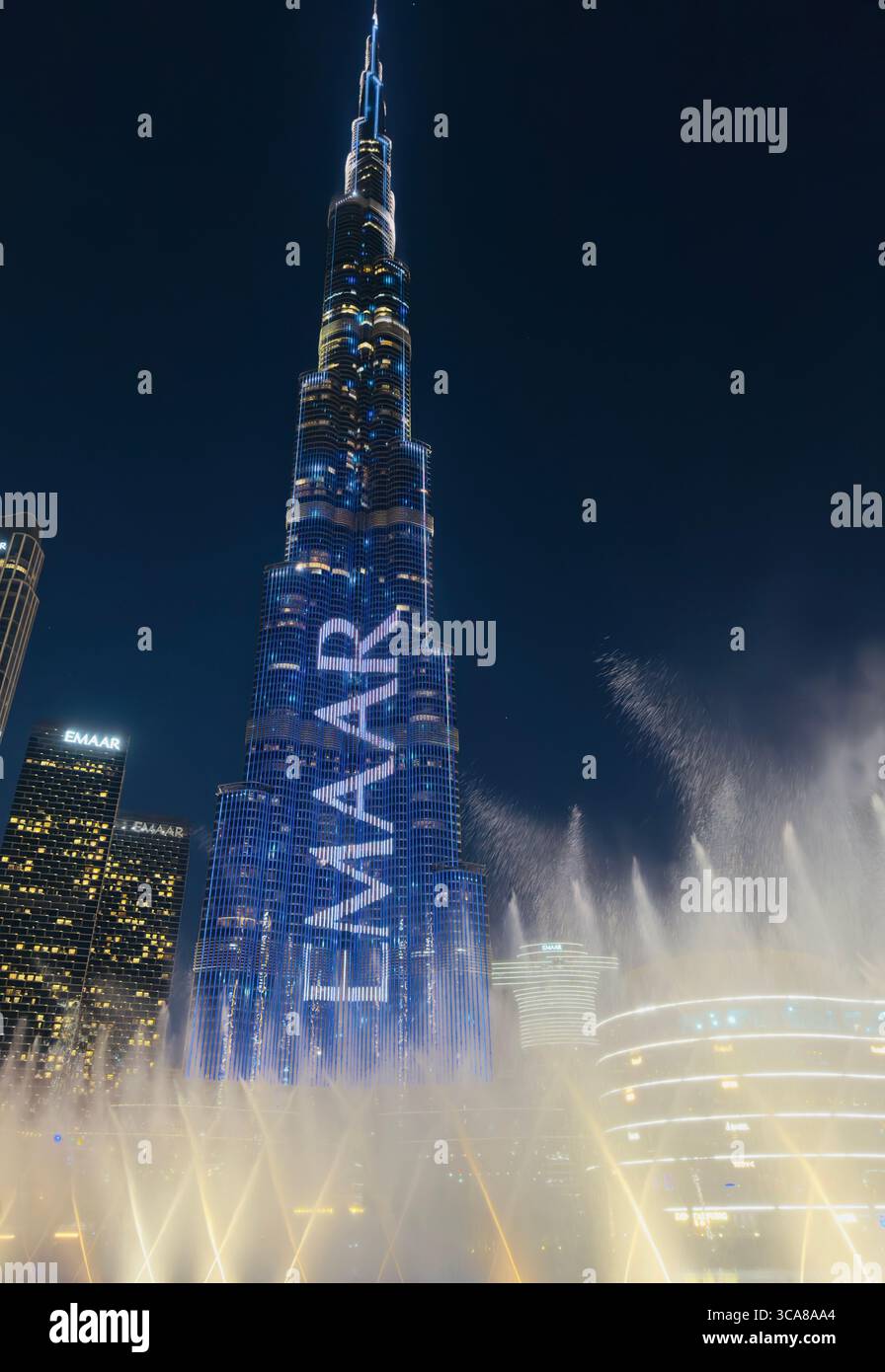 Burj Khalifa, Dubai: Il grattacielo più alto del mondo, si innalza per 828 metri con un design elegante, viste iconiche dello skyline e un'illuminazione notturna abbagliante. - Immagine stock catturata con smartphone