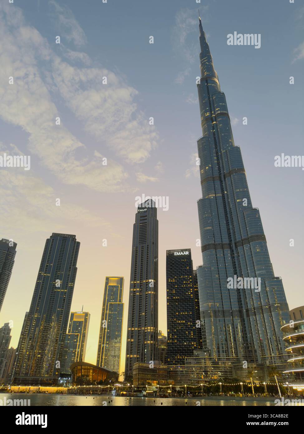 Burj Khalifa, Dubai: Il grattacielo più alto del mondo, si innalza per 828 metri con un design elegante, viste iconiche dello skyline e un'illuminazione notturna abbagliante. - Immagine stock catturata con smartphone
