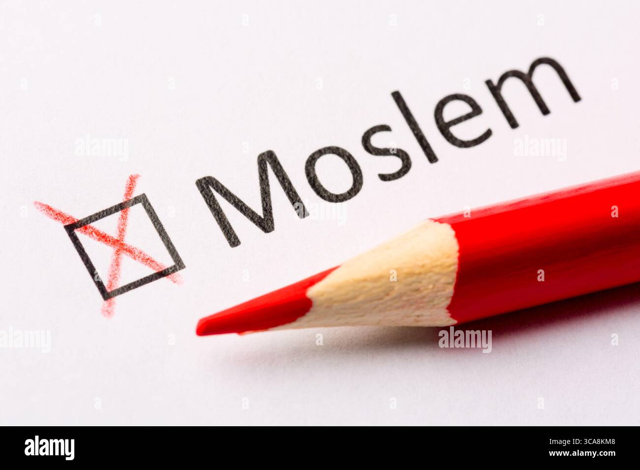Concetto del questionario. Interrogatori religiosi. Matita rossa e l'iscrizione Moslem con croce su carta bianca. Immagine ravvicinata Foto Stock