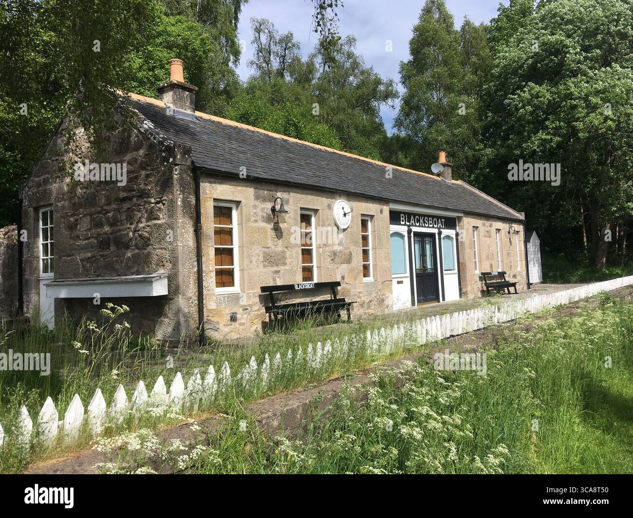 Cottage convertito da un vecchio edificio ferroviario a Speyside, Scozia, che unisce architettura storica con un intimo fascino rurale in un tranquillo ambiente delle Highland Foto Stock
