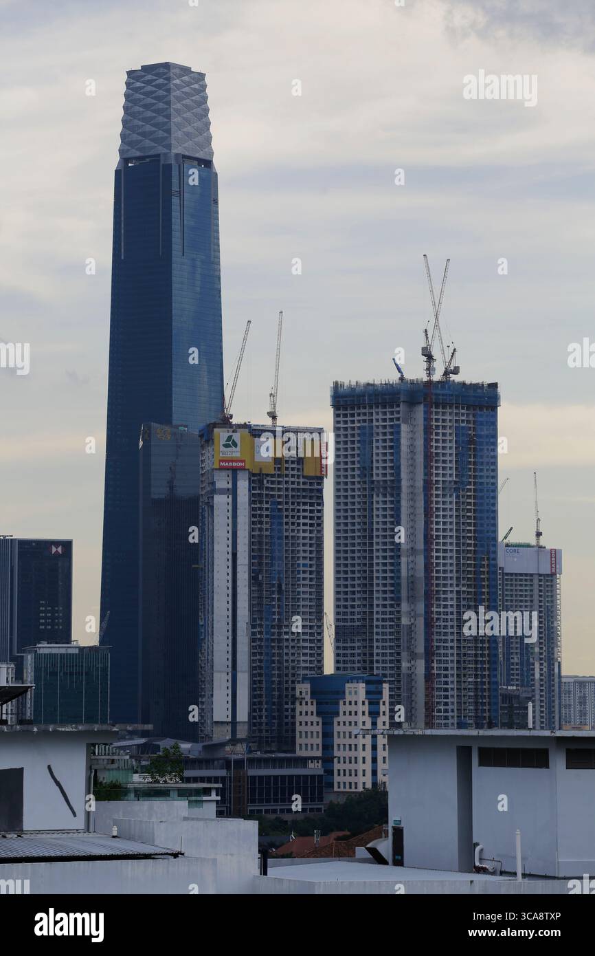 Kuala Lumpur, Malesia - 25 novembre 2022: Nuovi edifici sono in costruzione accanto all'iconica torre TRX Exchange 106 nel centro finanziario di Kuala Lumpur Foto Stock