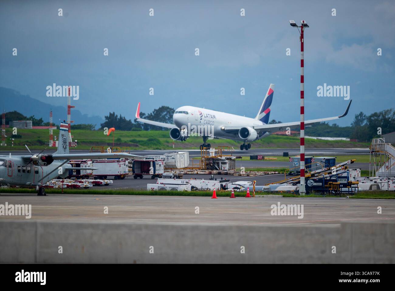 21 maggio 2022: 21/05/2022, Alajuela, Aeropuerto Internacional Juan Santa MarÃÂ­a, movimiento de aviones en el aeropuerto Juan Santa MarÃÂ­a. AviÃÂ³n de Latam. (Immagine di credito: © Jose Cordero/la Nacion via ZUMA Press) Foto Stock