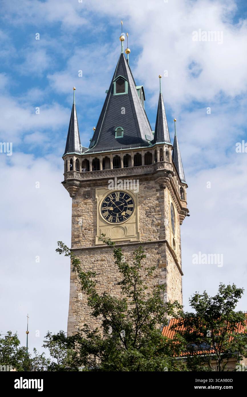 Torre dell'orologio in Piazza della città Vecchia, Praga, Repubblica Ceca Foto Stock