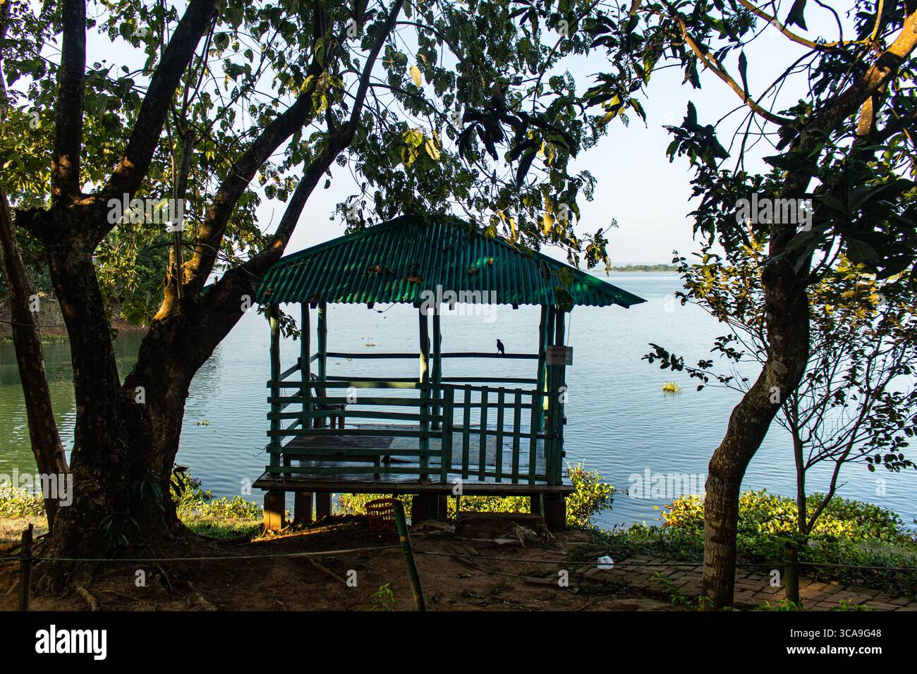 Rifugio Lakeside Rest con sfondo di montagna Kaptai Foto Stock