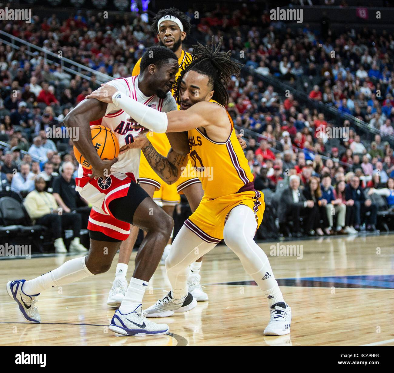 10 marzo 2023 Las Vegas, NV, Stati Uniti, la guardia dello stato dell'Arizona Frankie Collins (10) e la guardia degli Arizona Wildcats Courtney Ramey (0) combatte per il pallone durante le semifinali del torneo di pallacanestro maschile NCAA PAC 12 tra Arizona Wildcats e Arizona State Sun Devils. L'Arizona ha battuto l'Arizona State 78-59 alla T Mobile Arena di Las Vegas, Nevada. Thurman James / CSM (immagine di credito: © Thurman James/CSM via ZUMA Press Wire) Foto Stock