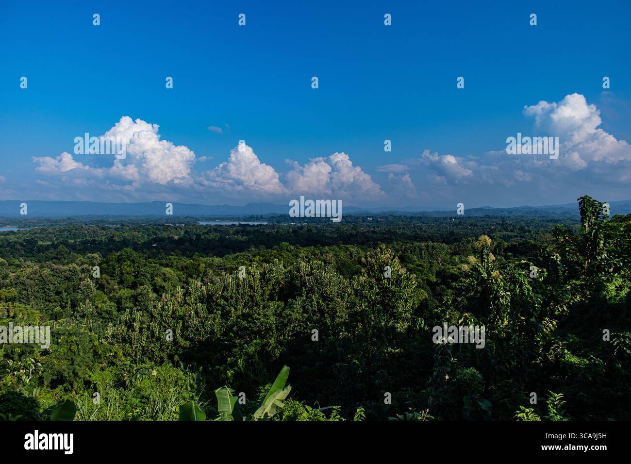 Vista maestosa della collina con orizzonte nel cielo di Rangamati Foto Stock