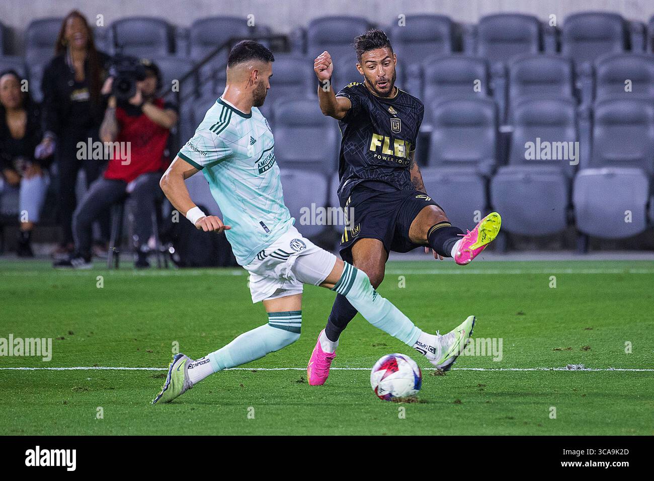 7 giugno 2023, Los Angeles, California, Stati Uniti: Juan Jose Purata #22 dell'Atlanta United FC blocca un passaggio da Denis Bouanga #99 del LAFC durante la partita MLS di mercoledì 7 giugno 2023 al BMO Stadium di Los Angeles, California. Il LAFC si lega all'Atlanta United, 0-0. ARIANA RUIZ/PI (immagine di credito: © Prensa Internacional via ZUMA Press Wire) Foto Stock