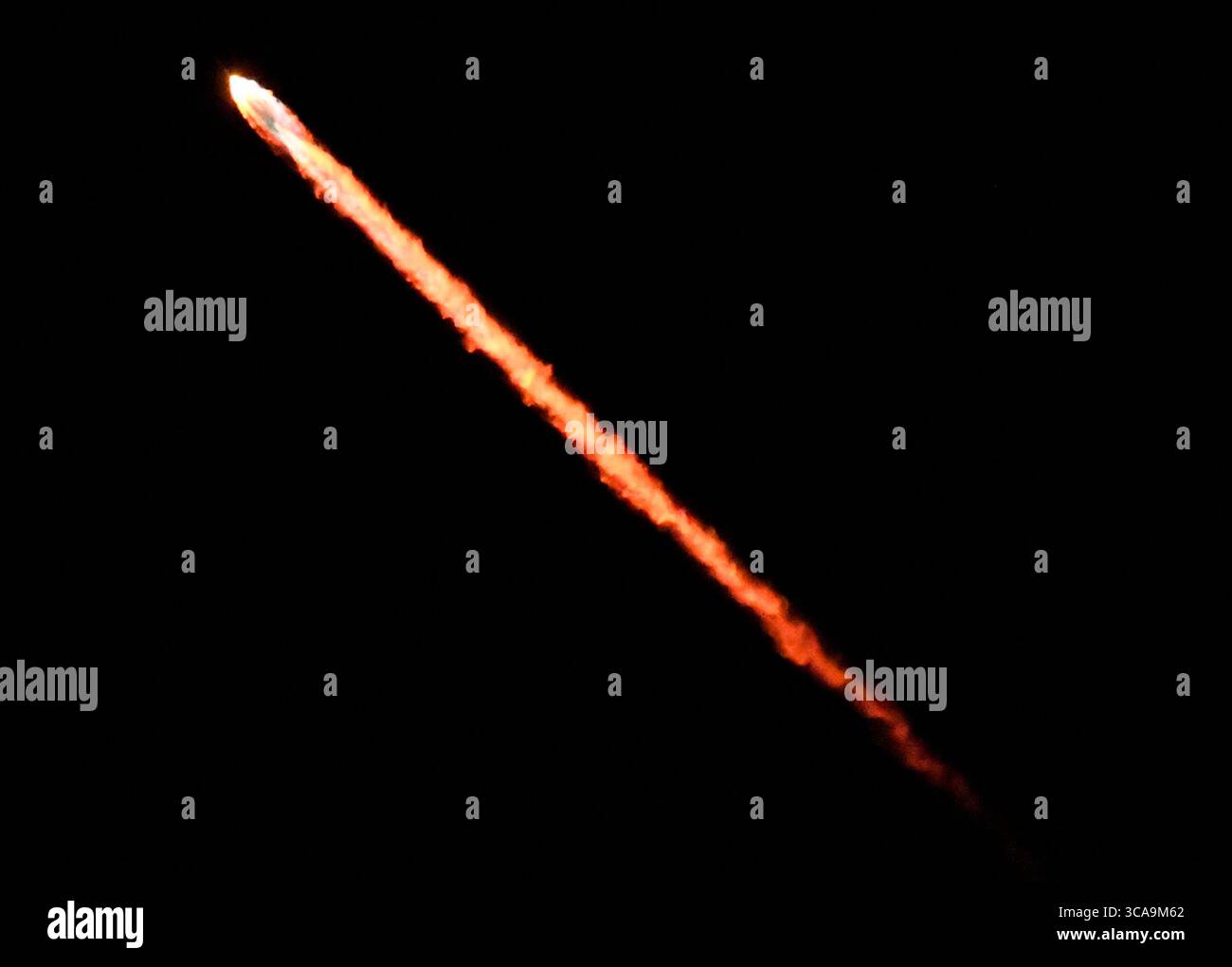 SpaceX lancia una missione Starlink martedì mattina presto alle 2:37 attraverso la costa occidentale dalla base spaziale di Vandenberg. Simi Valley CA, 22 agosto 2023. Il lancio di Space-X è stato ritardato di alcuni giorni dal passaggio dell'uragano Hilary. Foto di Gene Blevins/ZUMAPRESS) (immagine di credito: © Gene Blevins/ZUMA Press Wire) Foto Stock