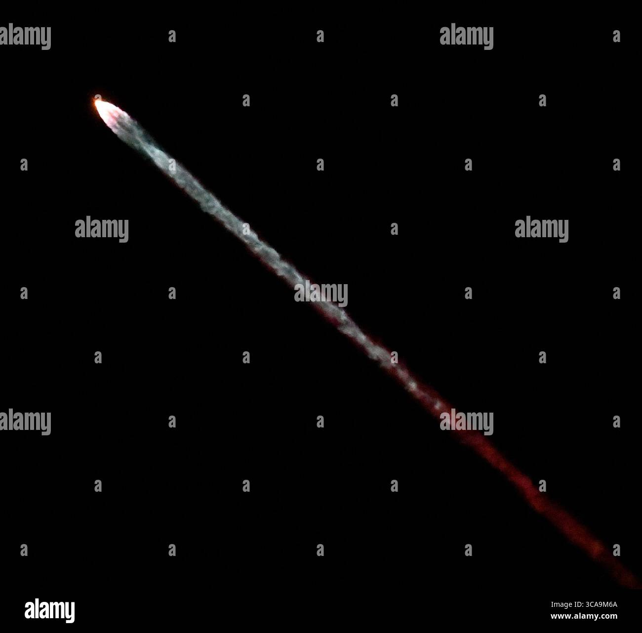 SpaceX lancia una missione Starlink martedì mattina presto alle 2:37 attraverso la costa occidentale dalla base spaziale di Vandenberg. Simi Valley CA, 22 agosto 2023. Il lancio di Space-X è stato ritardato di alcuni giorni dal passaggio dell'uragano Hilary. Foto di Gene Blevins/ZUMAPRESS) (immagine di credito: © Gene Blevins/ZUMA Press Wire) Foto Stock