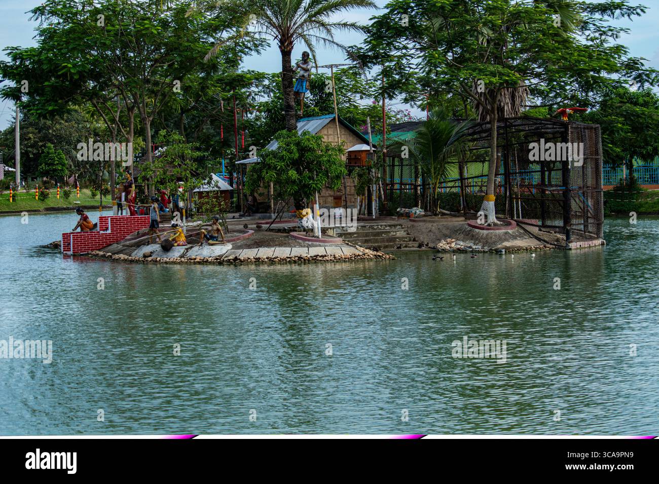 Sculture di vita rurale nel Chattogram Dream Holiday Park Foto Stock
